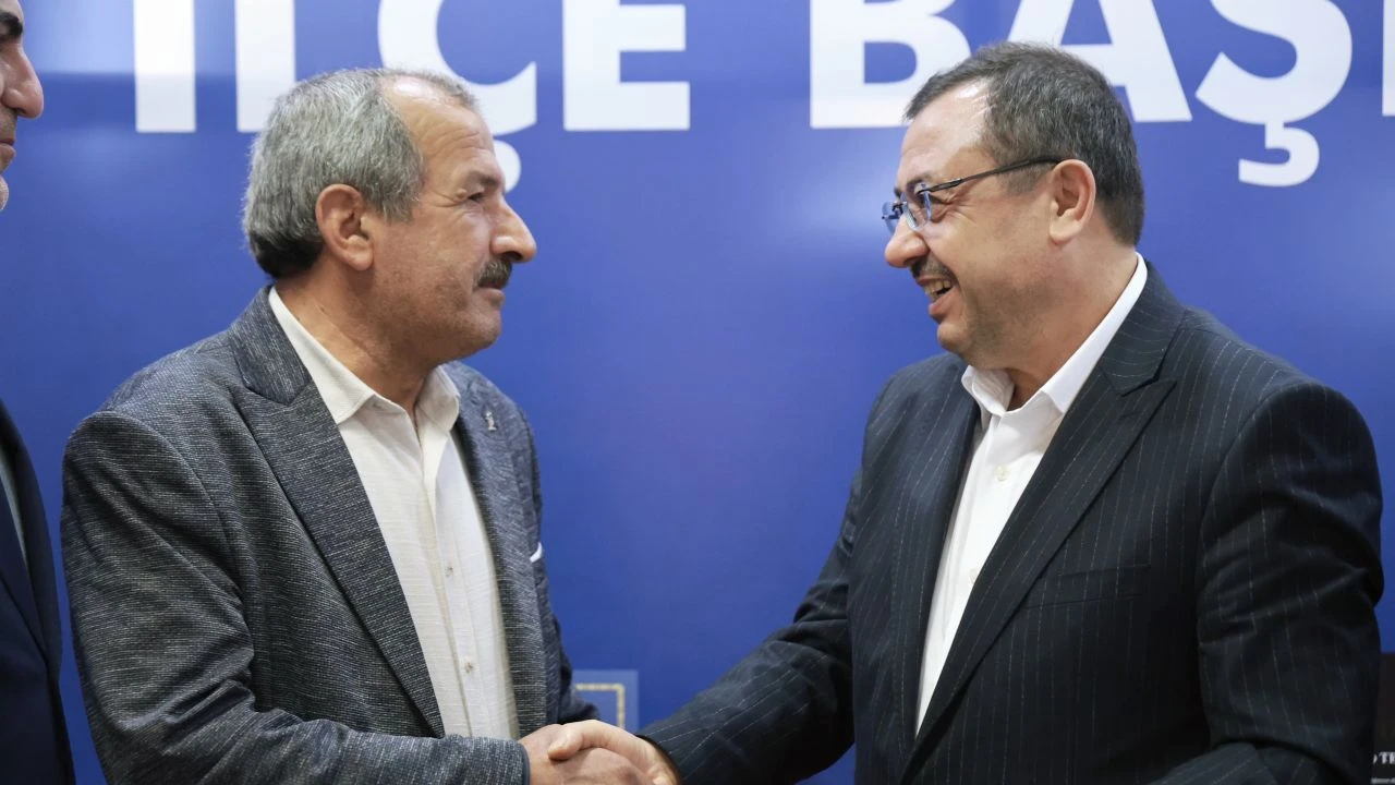 AK Parti’ye Katılımlar Sürüyor: Kale’de Meclis Üyesi Karadeniz de AK Parti Rozeti Taktı