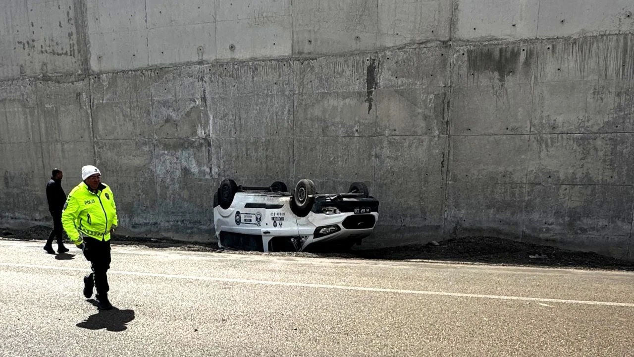 Akçadağ’da Belediye Personelini Taşıyan Araç Kaza Yaptı