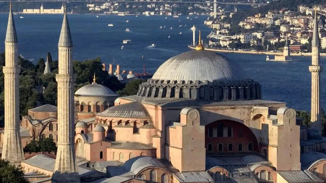 Ayasofya’da Bizans bayrağı açan turistler tutuklandı