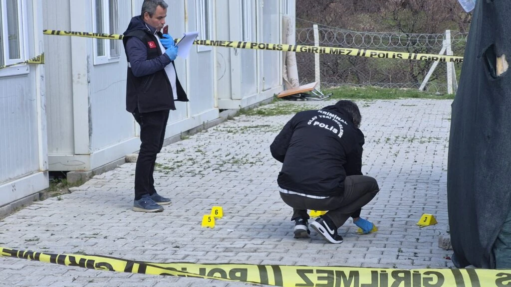 Bacanaklar Arasında Silahlı Kavga: 2 Yaralı