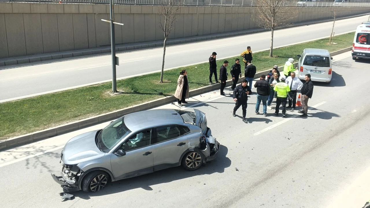 Çevreyolunda Korkutan Kaza: Otomobil Refüje Savruldu