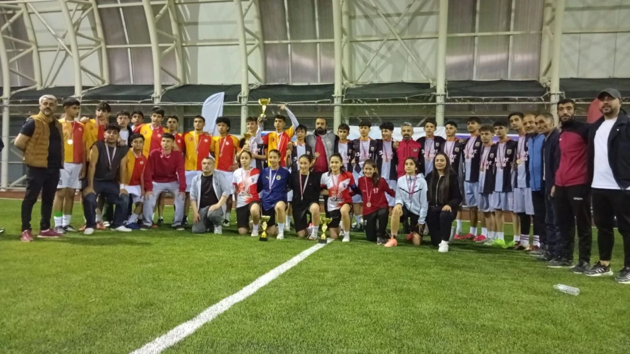 Galata Spor Turnuvada Hem Kızlar Hem Erkeklerle Mücadele Etti