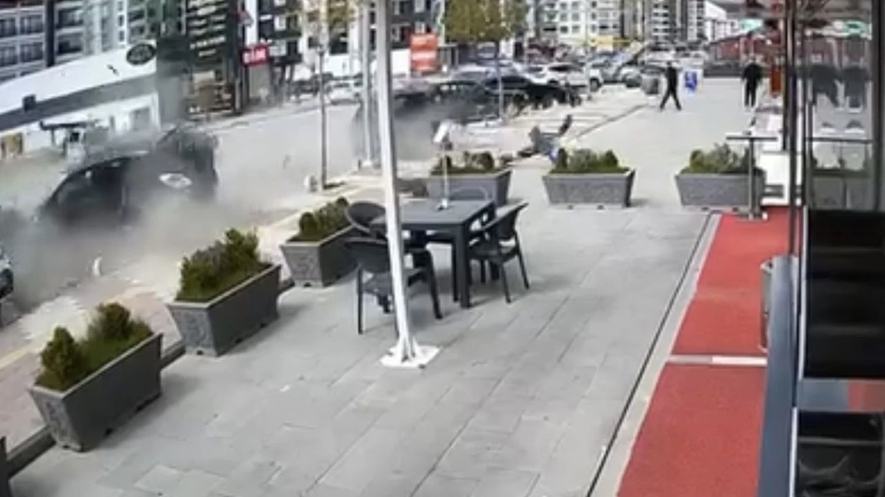 Karakavak’ta Otomobil Park Halindeki Araçlara Çarptı: Kadın Sürücü Yaralandı