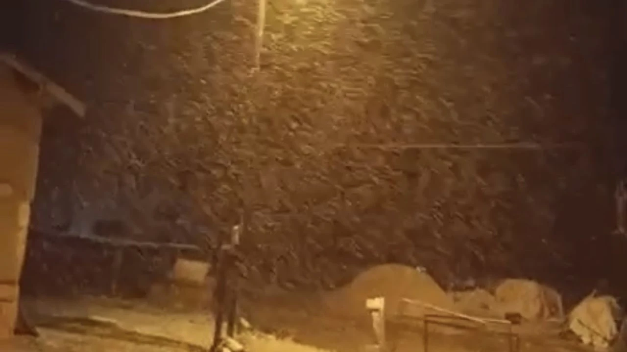 Malatya’da Hava Değişti: Yağmur Doluya, Yüksek Kesimlerde Kara Dönüştü