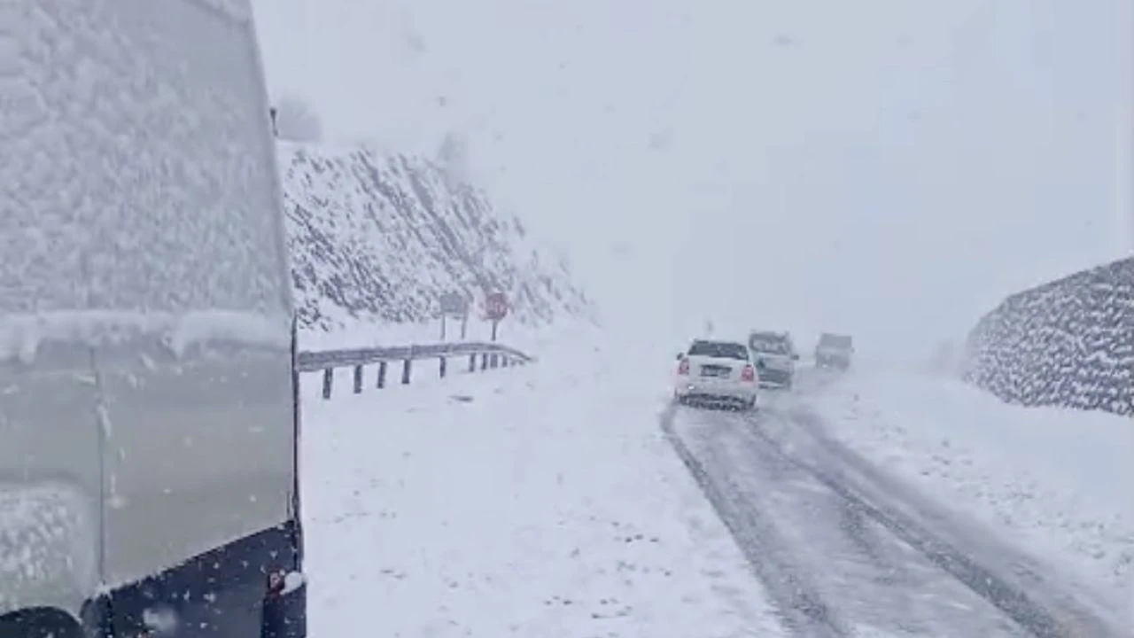 Pütürge Yolunda Kar Esareti: Araçlar Mahsur Kaldı