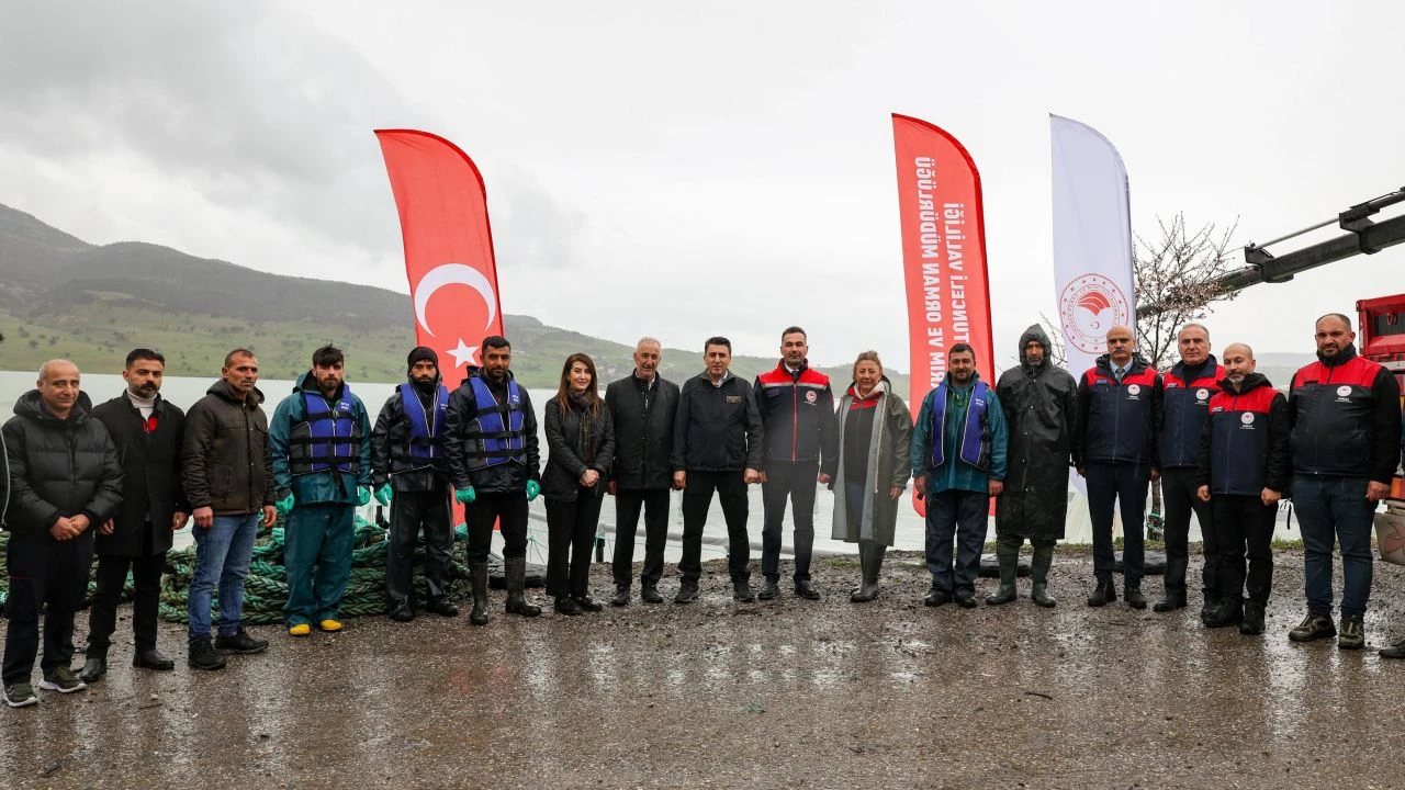 Tunceli’de Uzunçayır Baraj Gölü’ne 1,5 Milyon Yavru Alabalık Bırakıldı