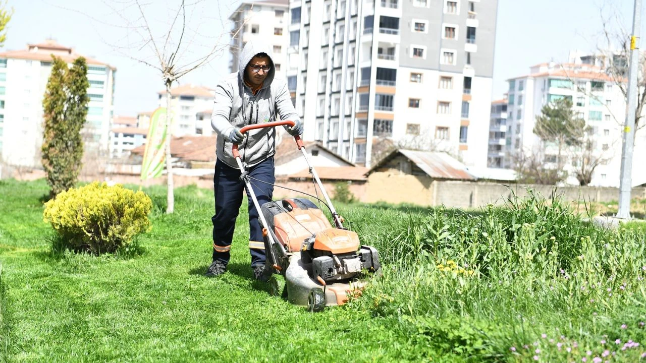 Yeşilyurt’ta Yaz Hazırlığı: Park ve Yeşil Alanlar Yenileniyor
